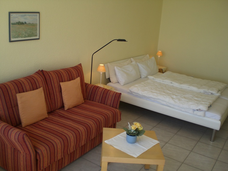 Wohn-/Schlafzimmer mit Doppelbett