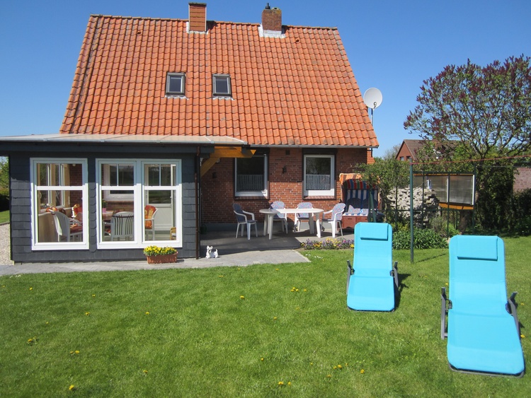 Das Ferienhaus von der Gartenansicht