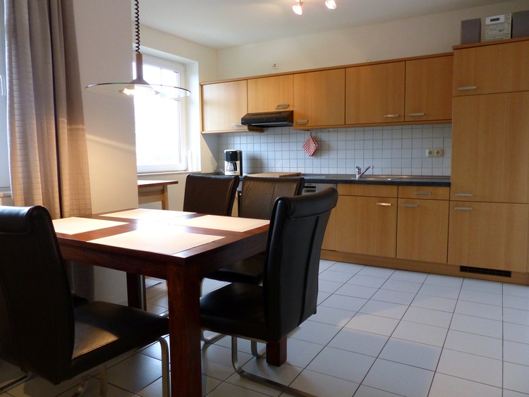 Essgruppe mit Blick auf Küchenzeile