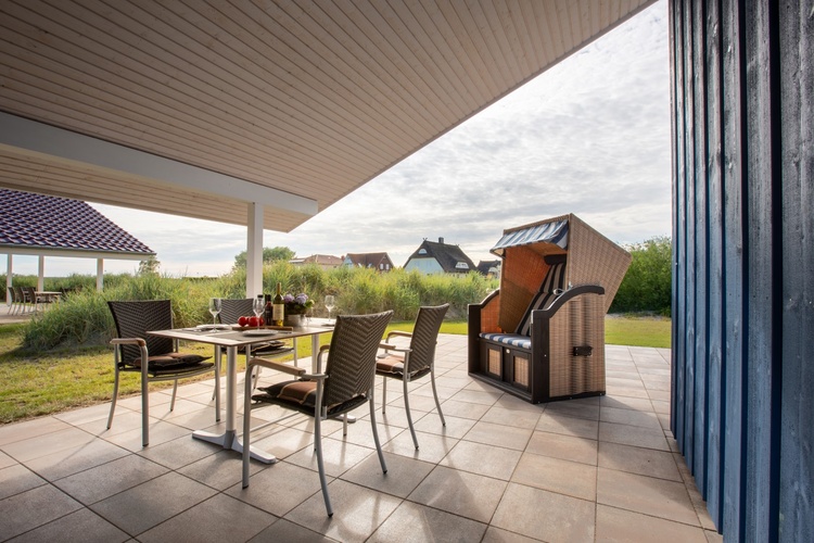 Großzügige Terrasse mit Strandkorb