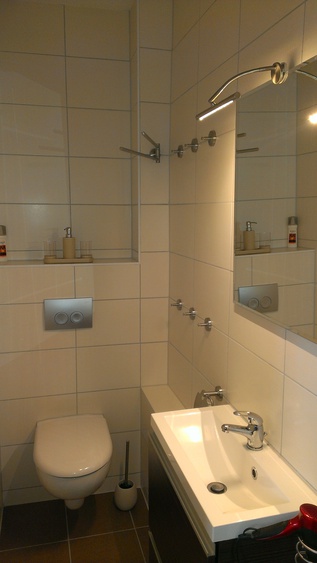 Ihr moderner Waschtisch mit Kristallspiegel, LED-Beleuchtung und Fön.