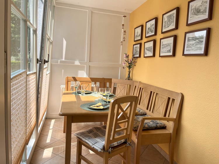 Gemütliche Essecke im Wintergarten