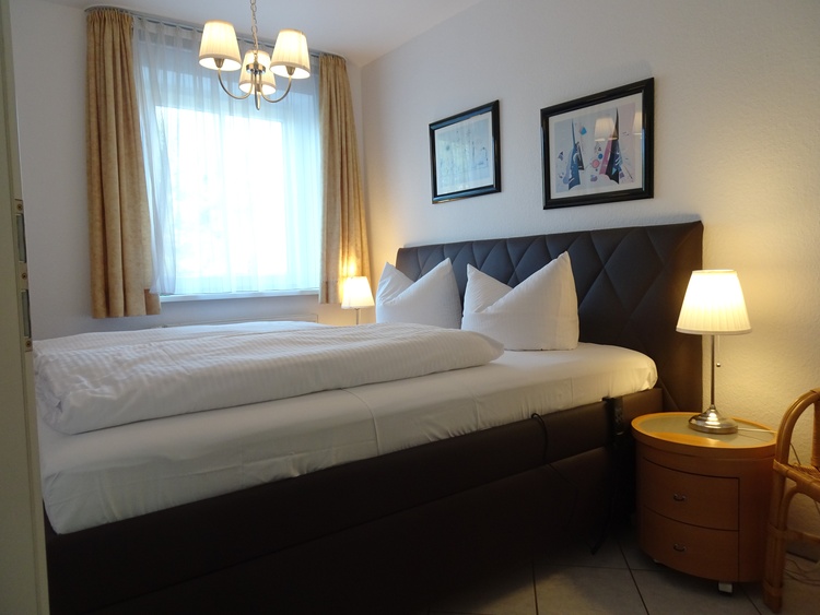 Kingsize-Bett mit erhöhtem Einstieg