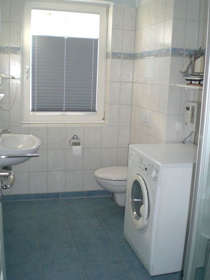 Bad mit Waschtrockner (gegen Gebühr)