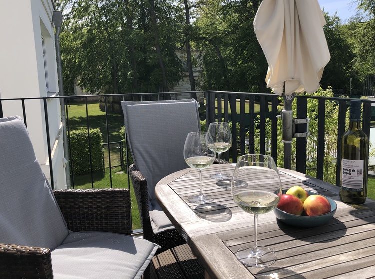 Süd-West-Balkon mit Sonnenschirm