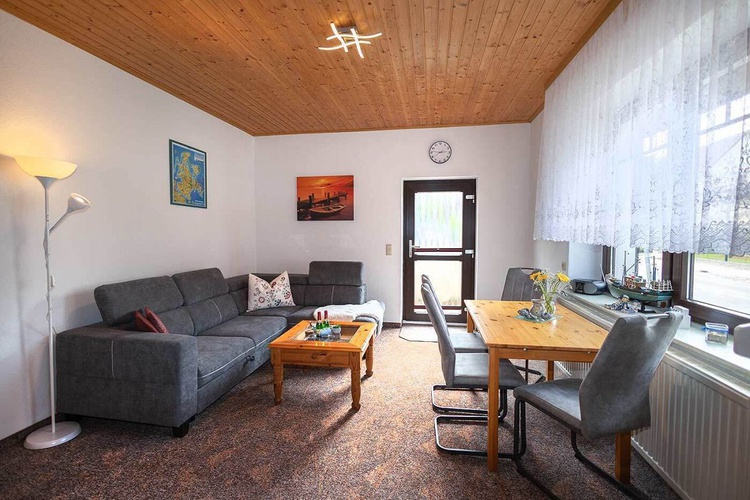 Wohnzimmer m. Schlafcouch + Esstisch