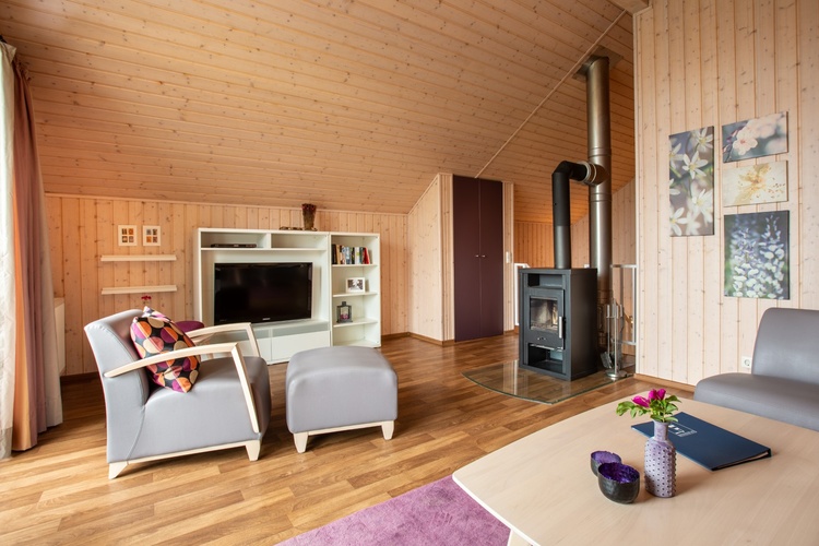 Gemütlicher Wohnbereich im OG mit Kaminofen