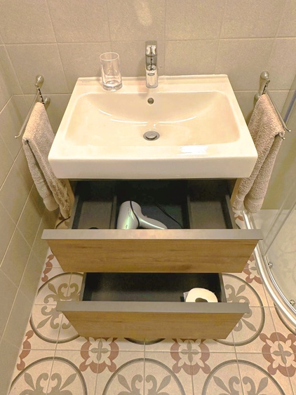 Waschtischunterschrank, Badutensilien