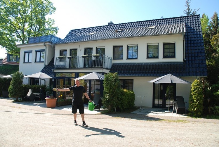 4-Sterne Fewo grün-mediterran ist die 3. von rechts im Erdgeschoss