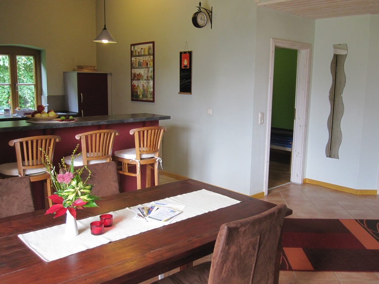 Esstisch mit Tresen zur Küche