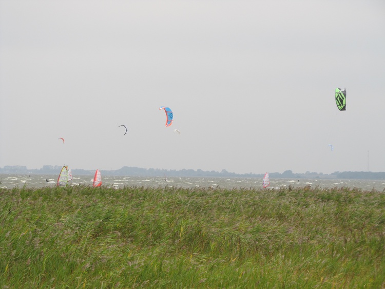 Vom Haus aus lassen sich in ca. 400m Entfernung die Surfer und Kiter beobachten