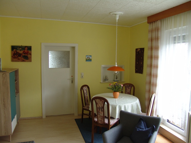 Ansprechender Essbereich, unmittelbar am Terrassenfenster gelegen, mit Blick über die Dachterrasse.