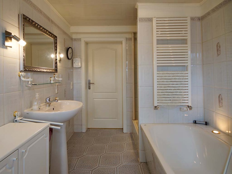 Badezimmer mit Wanne und Dusche