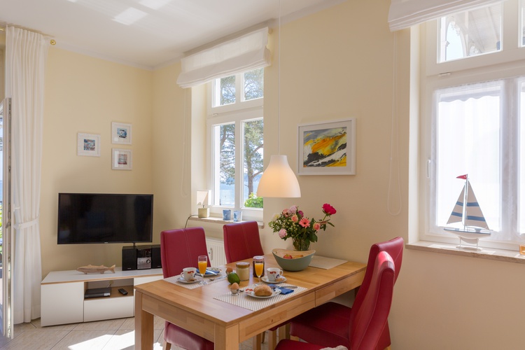 Großzügiger Essbereich mit Meerblick