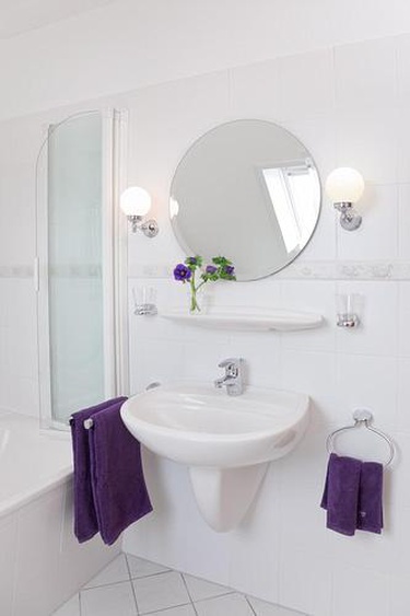 Bad mit Wanne, Duschvorrichtung, WC, Bidet, Münzwaschmaschine