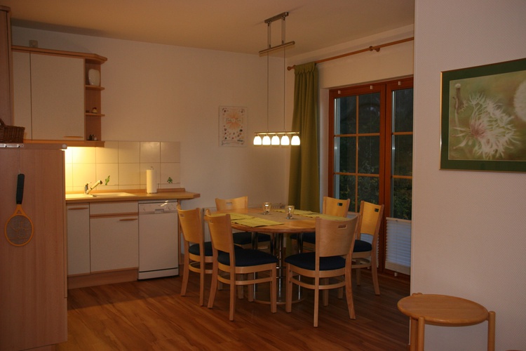 Blick auf die gemütliche Essecke im Küchenbereich