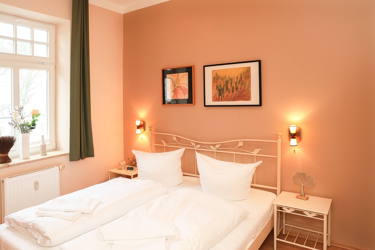 Schlafzimmer mit Fenster zur Ostsee