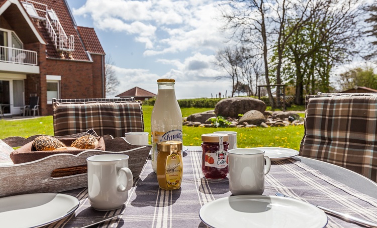 Frühstück auf der Terrasse mit Ostseeblick