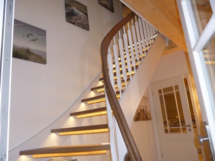 Empfang und Treppe zum OG