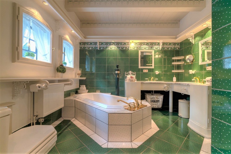 Großes Bad mit Wanne&Dusche