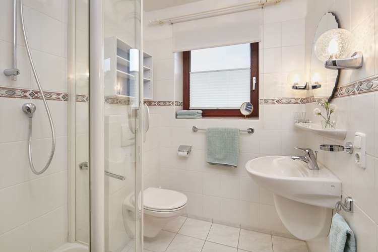 Duschbad/ WC /Waschtisch/ Fenster