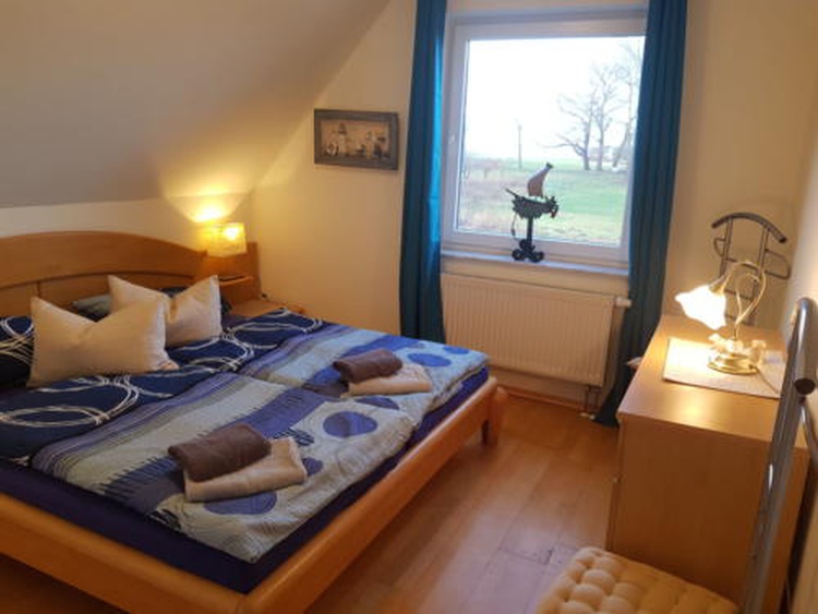 Schlafzimmer 1