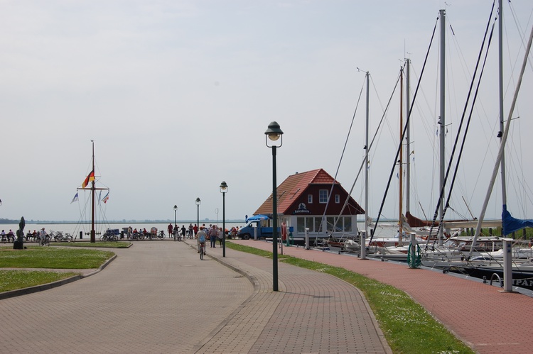 Der Borner Hafen (1,2 km vom Haus) läd zu wunderschönen Schiffsfahrten ein.