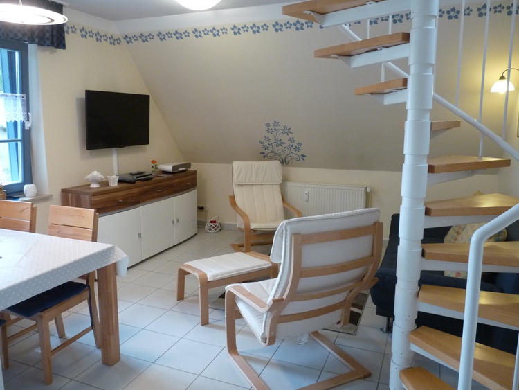 Wohnzimmer mit TV und Musikanlage