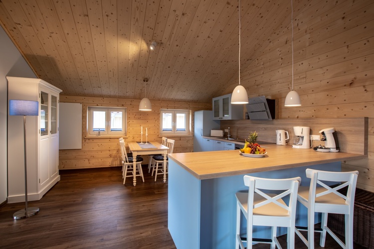 Blick über den Frühstückstresen in die Küche..