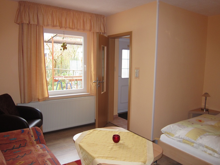 Wohn- und Schlafzimmer Richtung Eingangsbereich