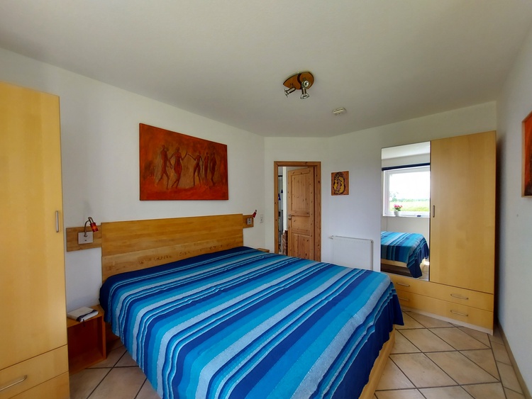 Schlafzimmer mit Doppelbett