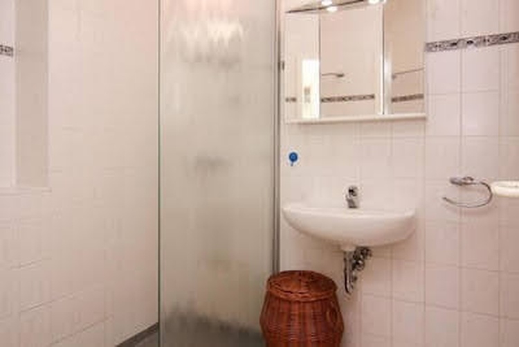 Tageslichthelles Bad mit offener Dusche