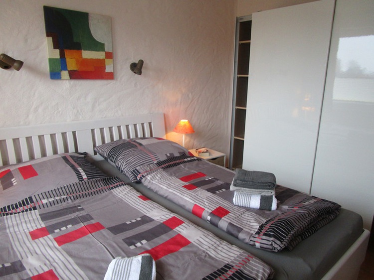 Schlafzimmer mit geräumigem Schiebetürenschrank