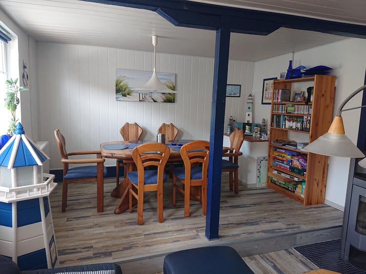 Spiele- und Bücherregal / Essbereich WoZi