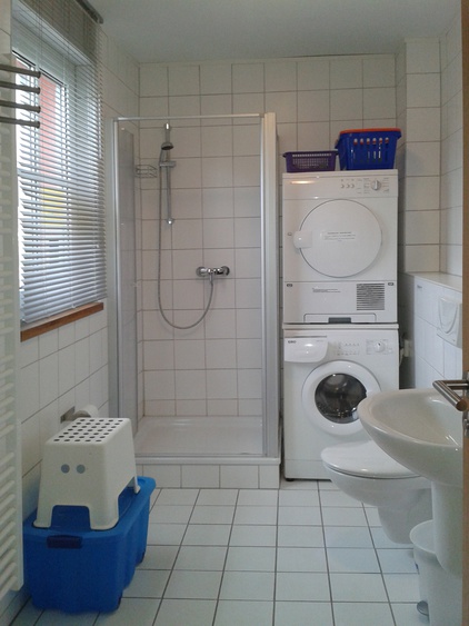 Bad mit Waschmaschine u. Trockner