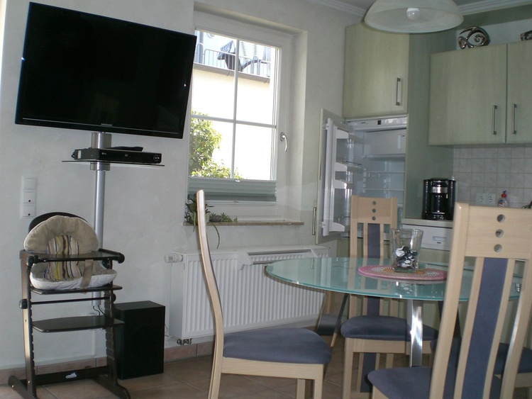 großer LED-TV mit Heimkino-Anlage