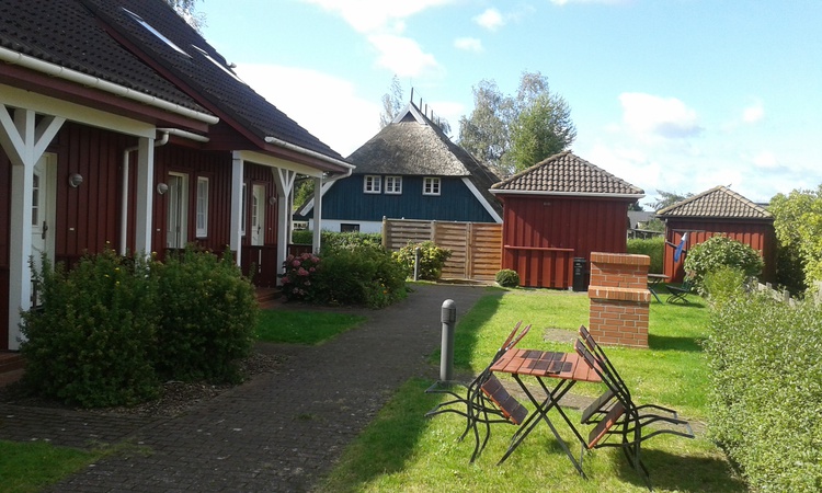 gemauerter Grill und zusätzlichen Sitzgelegenheiten