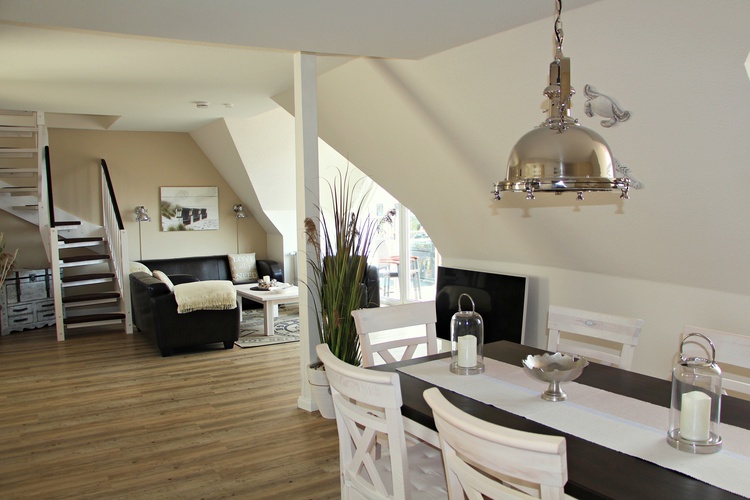 Wohnzimmer mit Essbereich und Meerblick