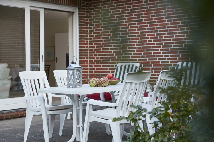 große Sonnenterrasse im Garten Süd-West