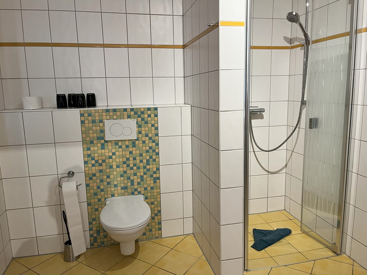 Bad mit ebenerdiger Dusche und Waschmaschine