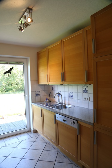 Die sehr gut eingerichtete zweizeilige Küche