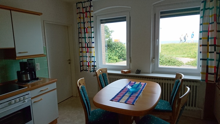 Küche mit Blick auf den Deich