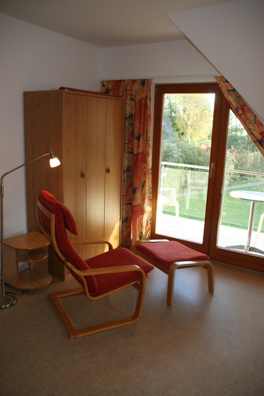 Die einladende Leseecke mit Blick in den Garten bis zum Bodden