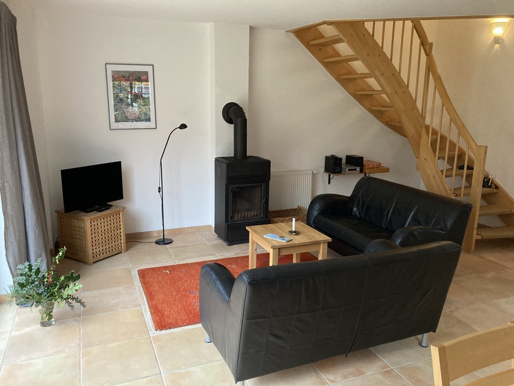 Wohnzimmerbereich mit Treppenaufgang zu den Schlafzimmern