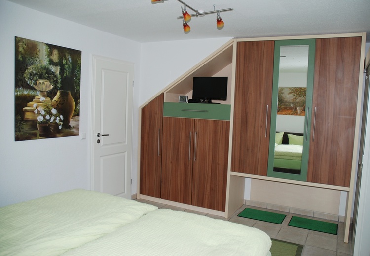 Schlafzimmer mit hochwertigem Einbauschrank und Kofferablage
