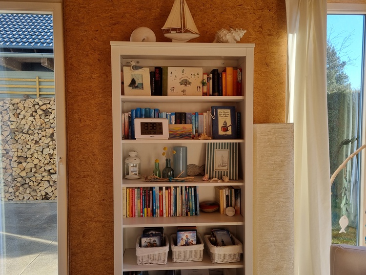 Große Auswahl an Bücher und DVDs für Kinder und Erwachsene