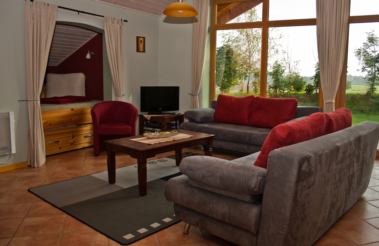 Gemütliche Couchgruppe vor der Terrassenfront