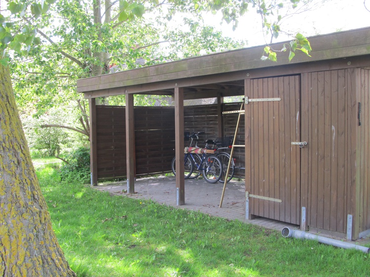 Das Carport schützt gern Ihre Fahrräder und /oder Surf-/Kiteausrüstung