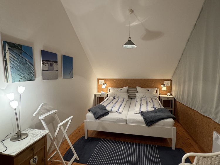 Schlafzimmer mit Doppelbett u. Babybett