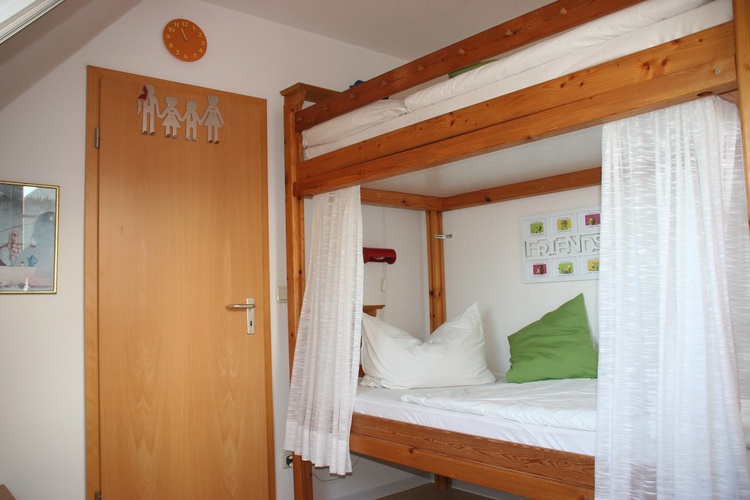 Kinderzimmer mit Blick auf die Spielwiese